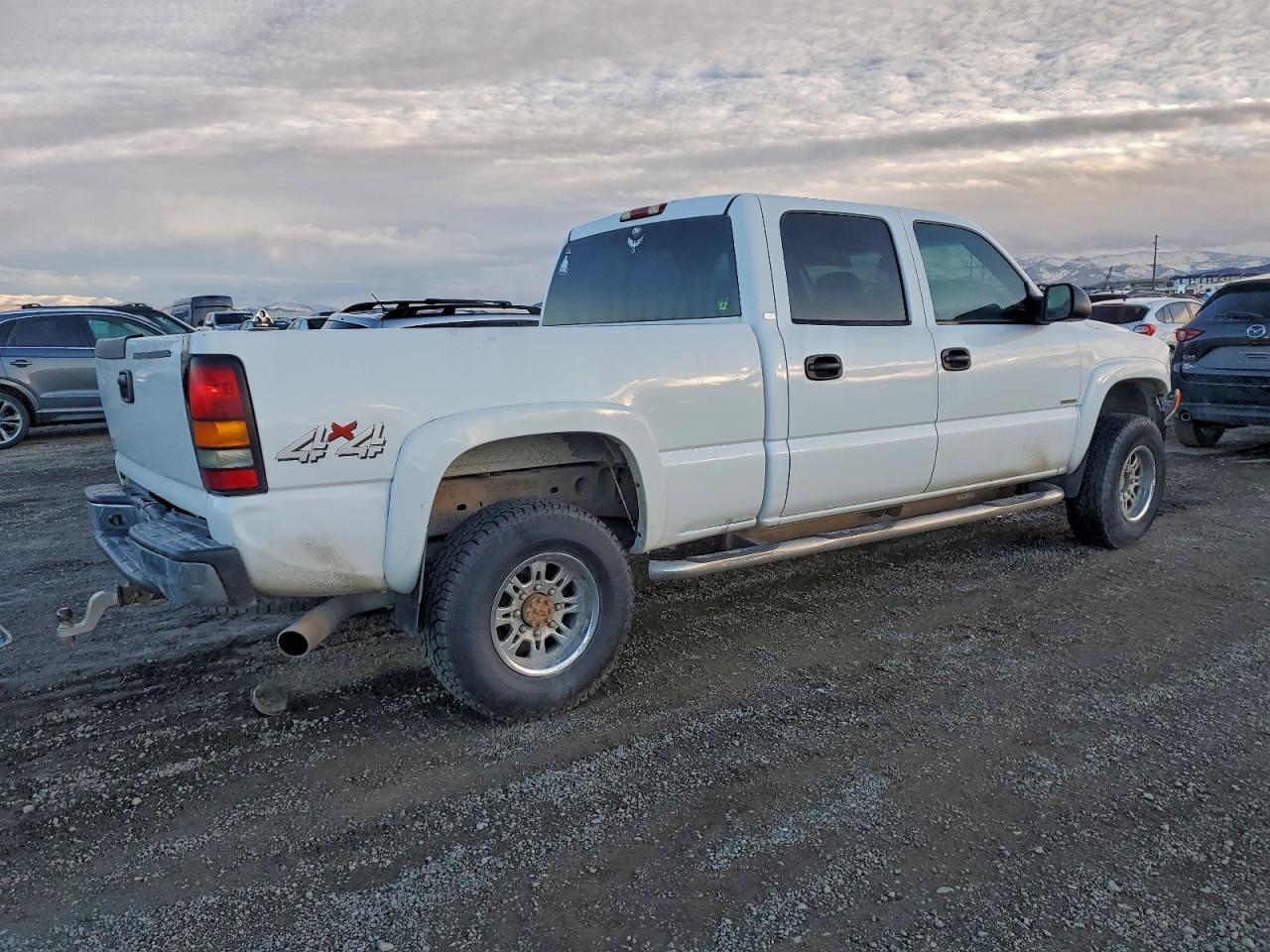 2004 GMC Sierra K2500 Heavy Duty - Image 3