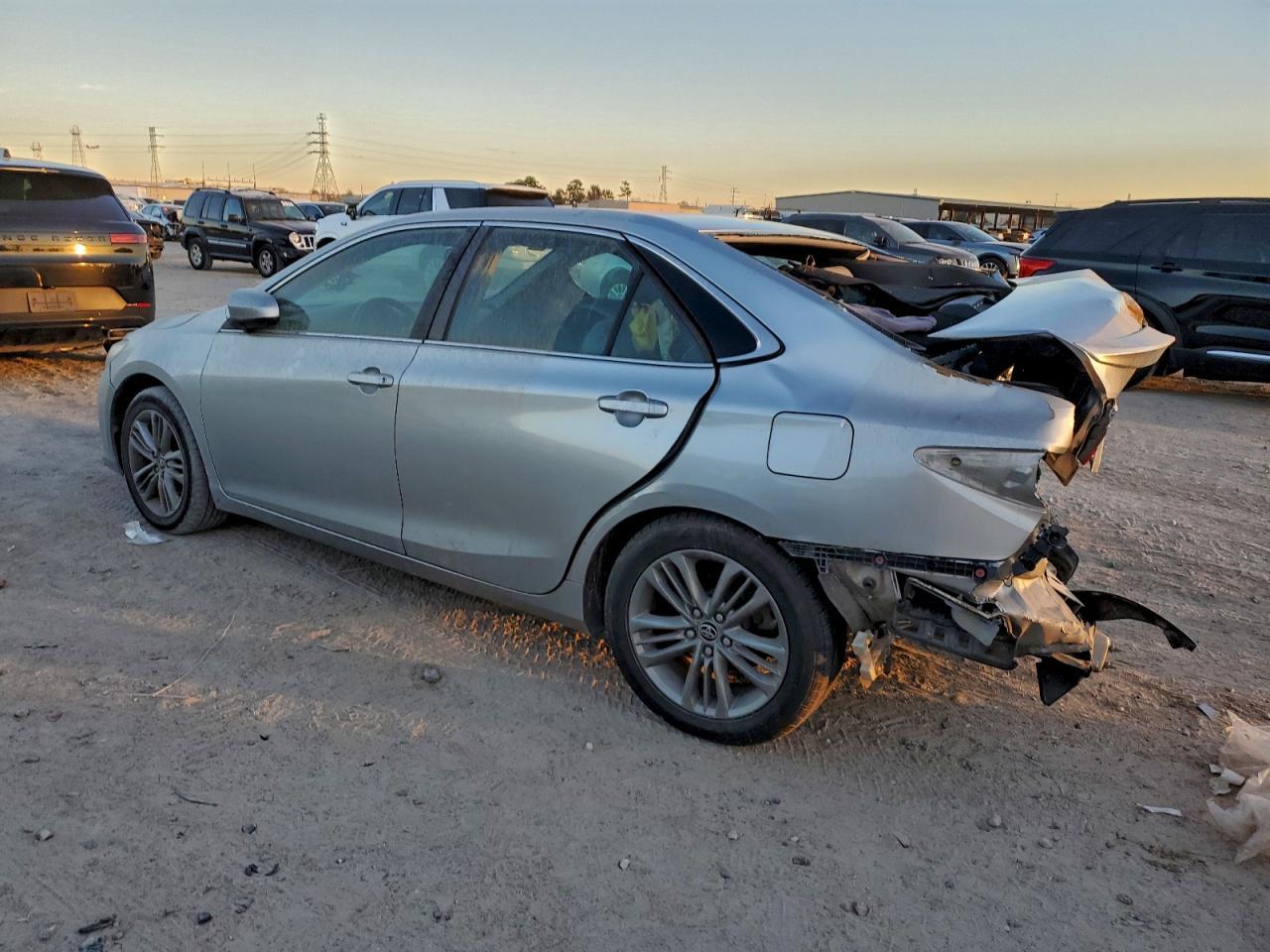 2016 Toyota Camry - Фото 2