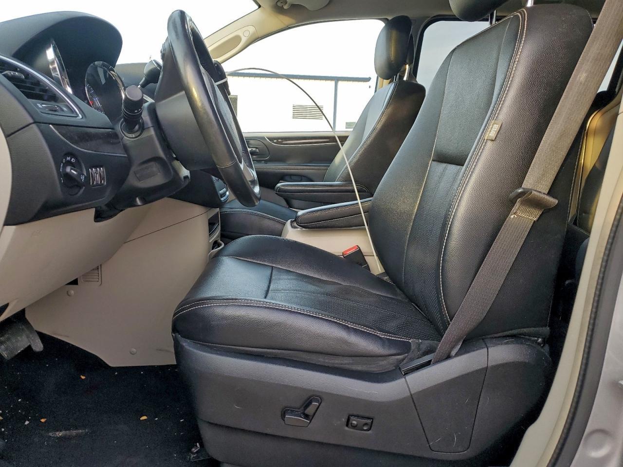 2015 Chrysler Town & Country Touring L - Фото 7