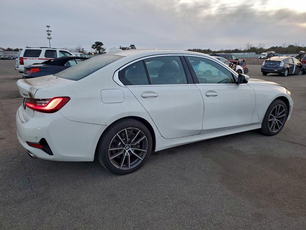 2021 BMW 330Xi - Фото 3