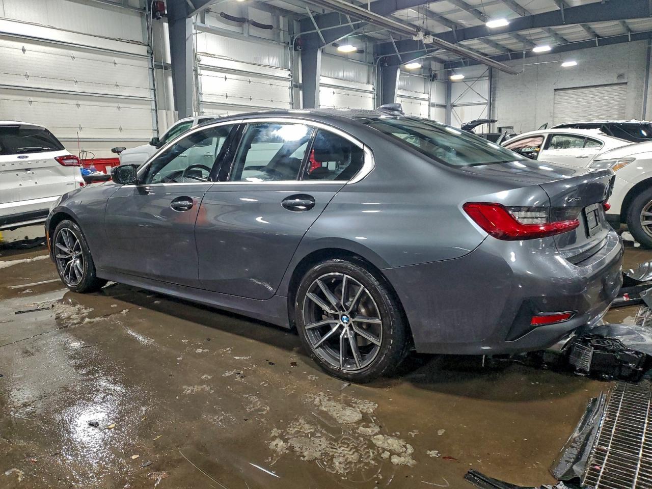 2019 BMW 330Xi - Фото 2