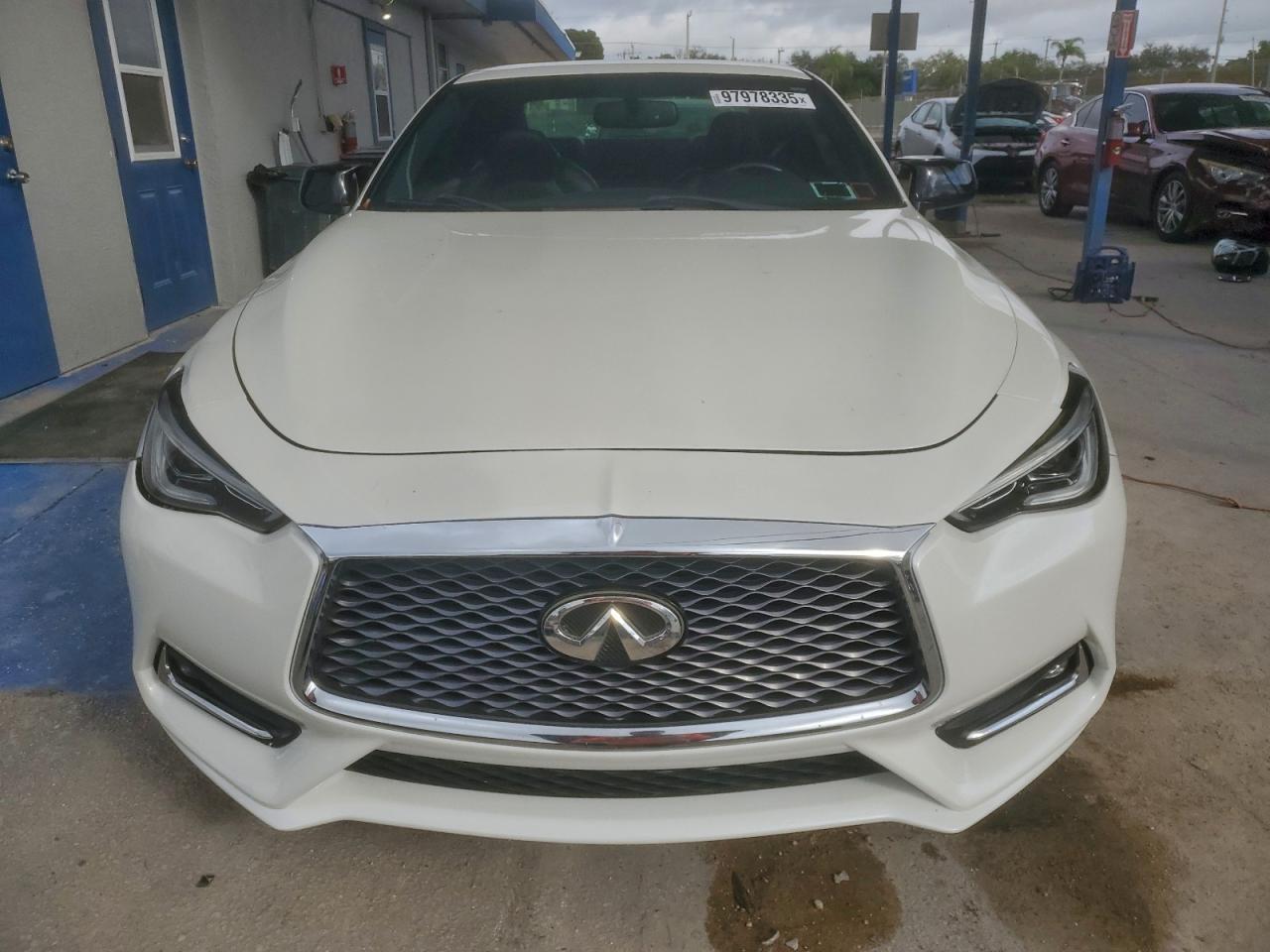 2018 Infiniti Q60 Luxe 300 - Image 5