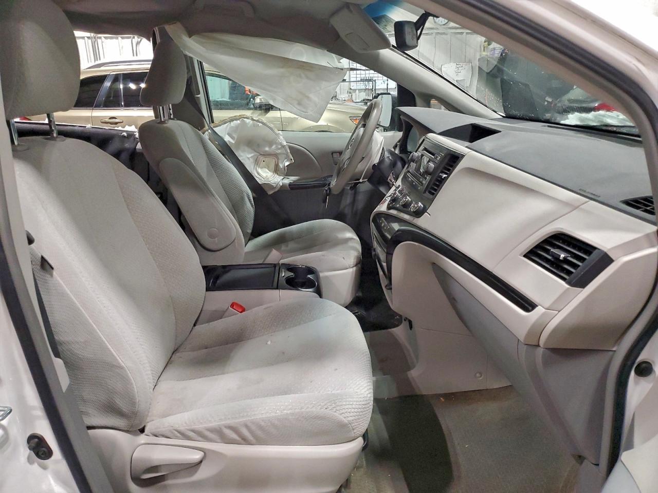 2011 Toyota Sienna Le - Image 7