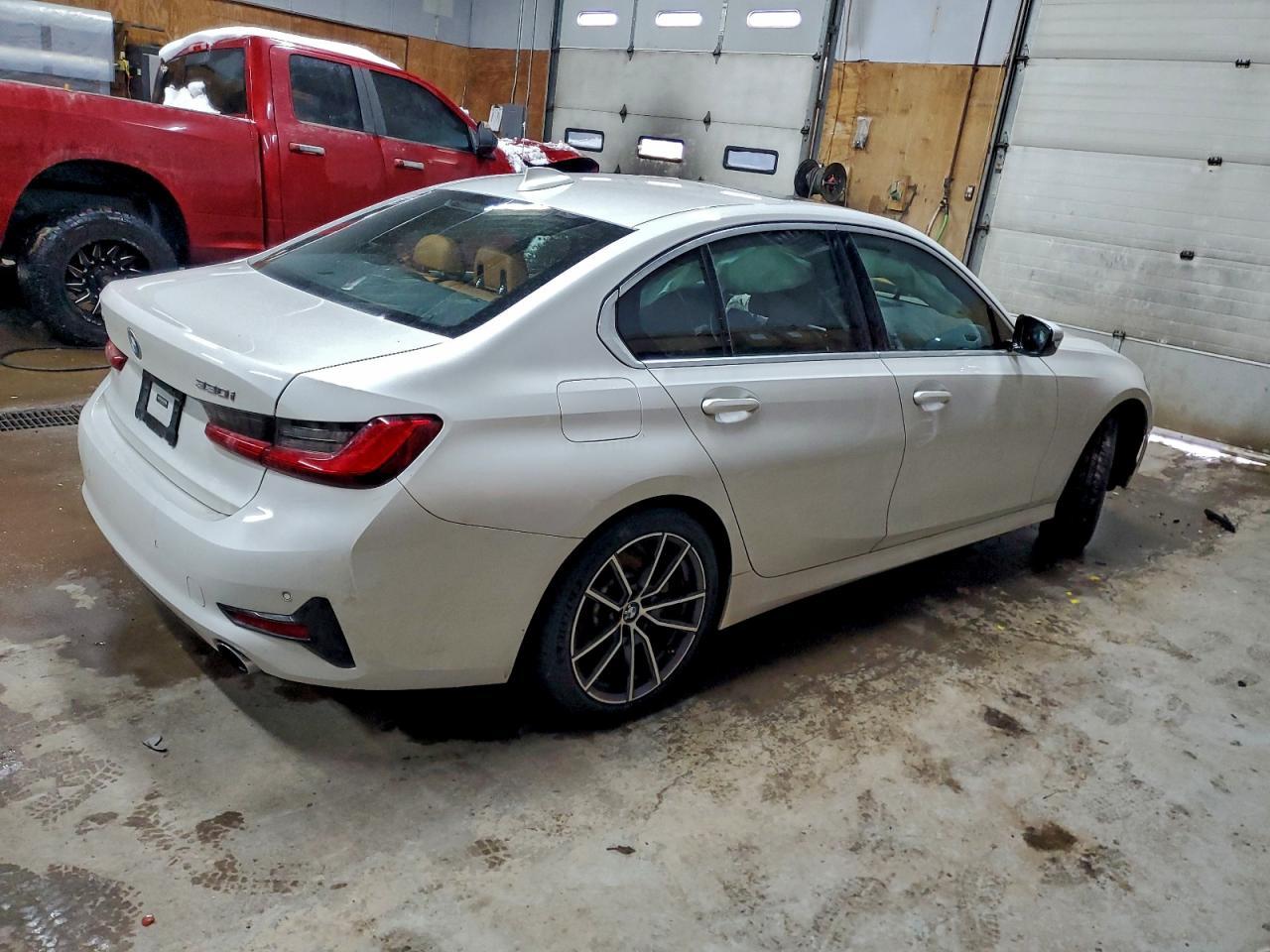 2021 BMW 330Xi - Фото 3