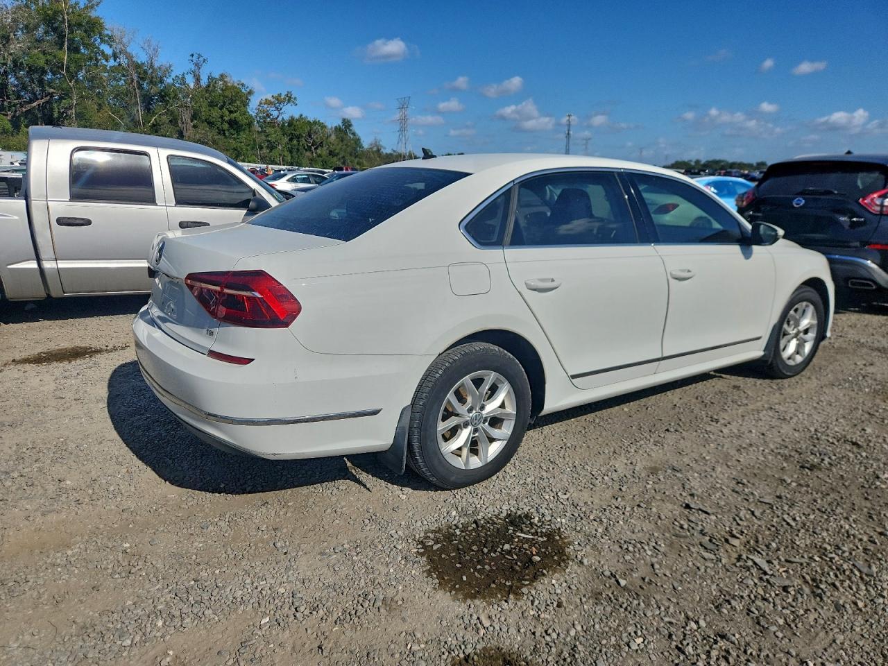 2017 Volkswagen Passat S - Фото 3
