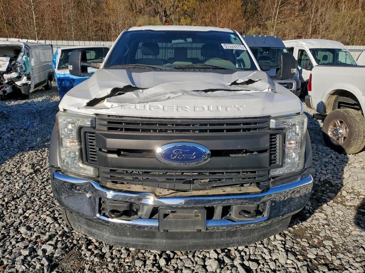 2017 Ford F550 Super Duty Truck Cab And Chassis - Image 5
