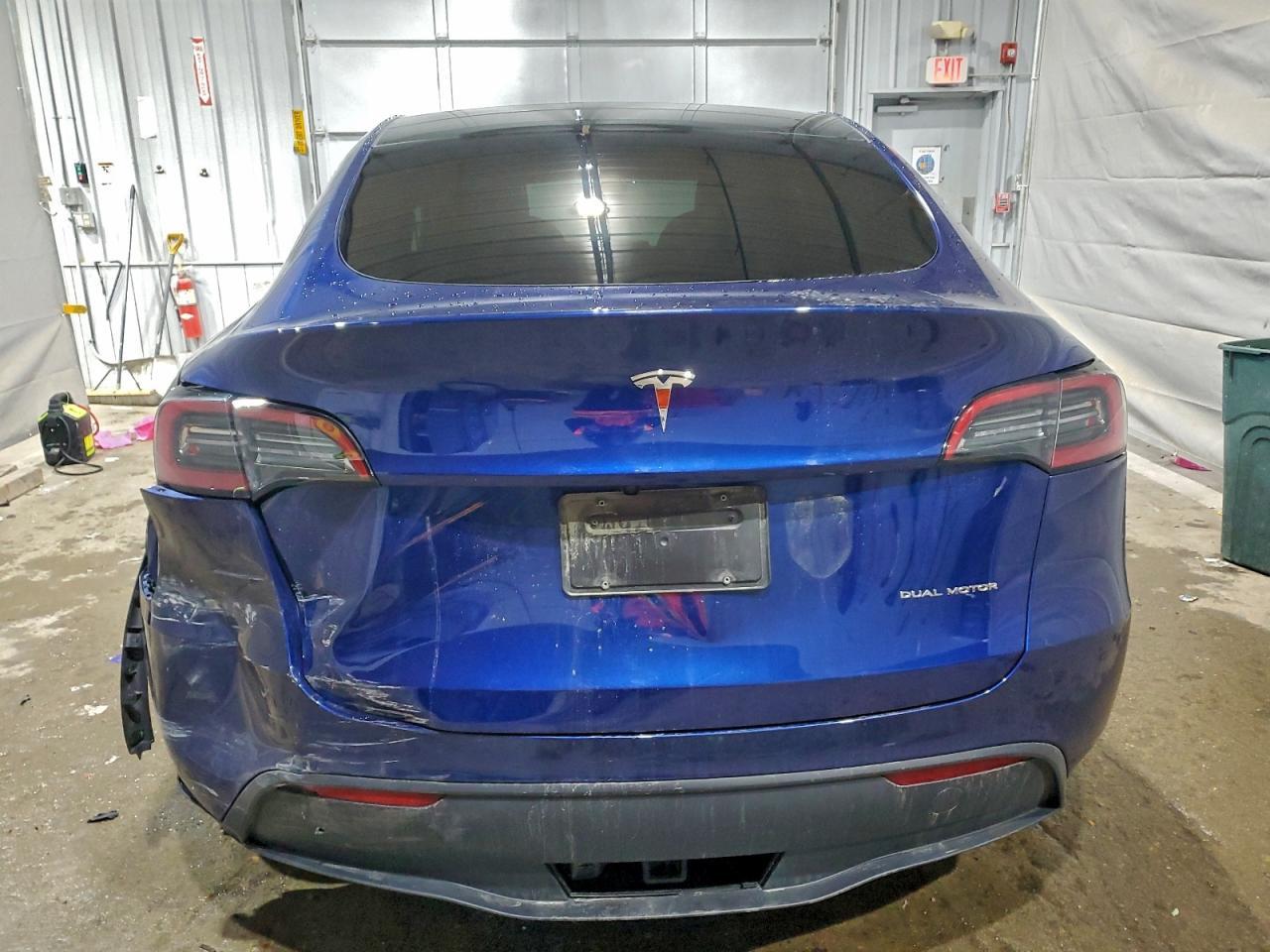 2025 Tesla Model Y - Фото 6