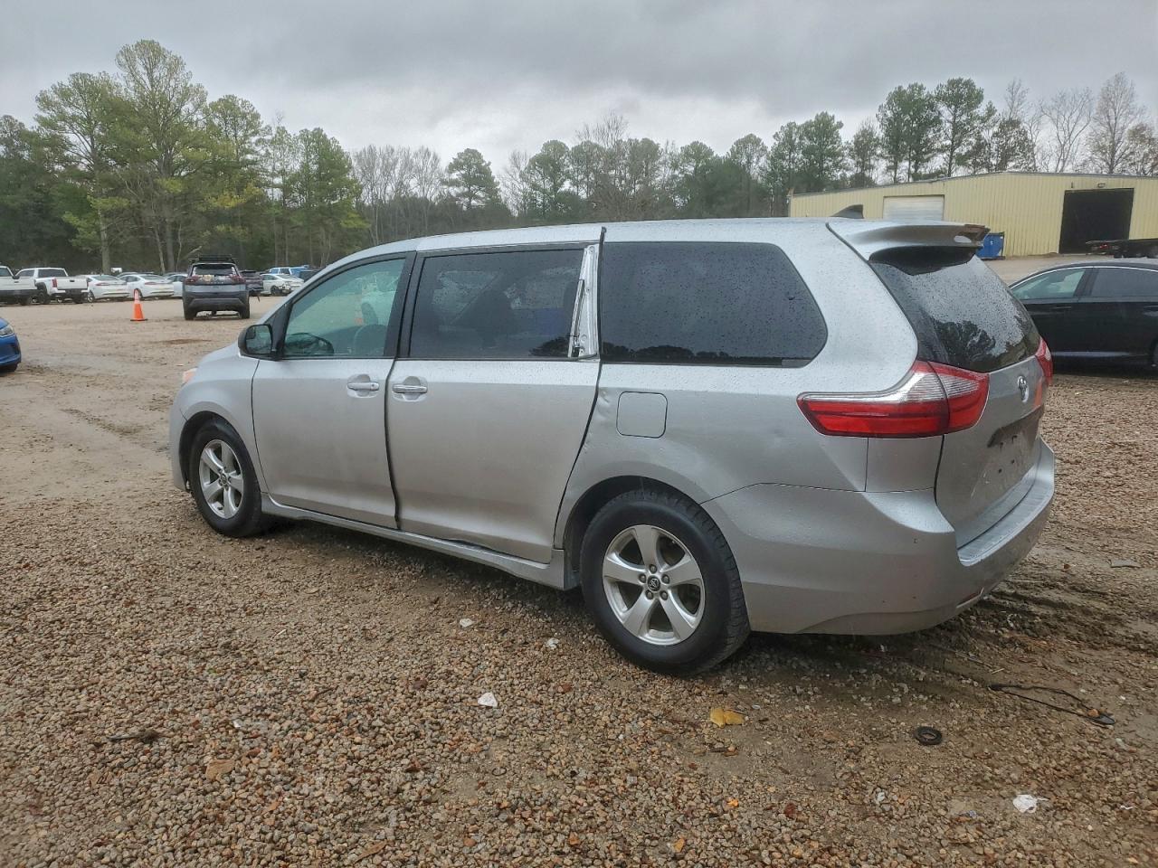 2020 Toyota Sienna L - Фото 2
