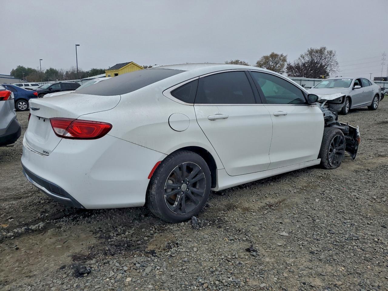 2016 Chrysler 200 Limited - Фото 3