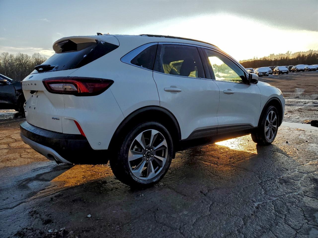 2023 Ford Escape Platinum - Фото 3
