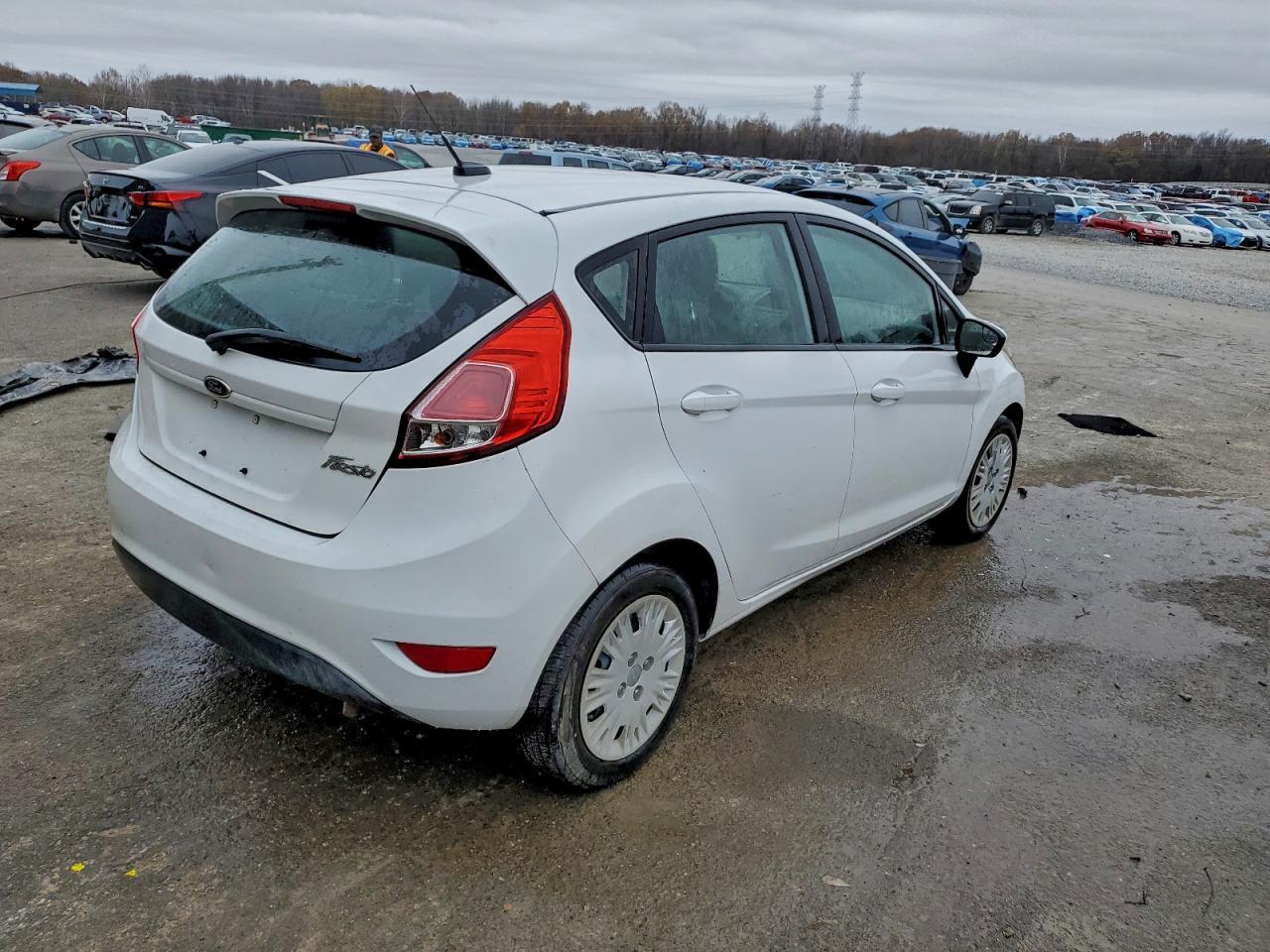 2016 Ford Fiesta S - Фото 3