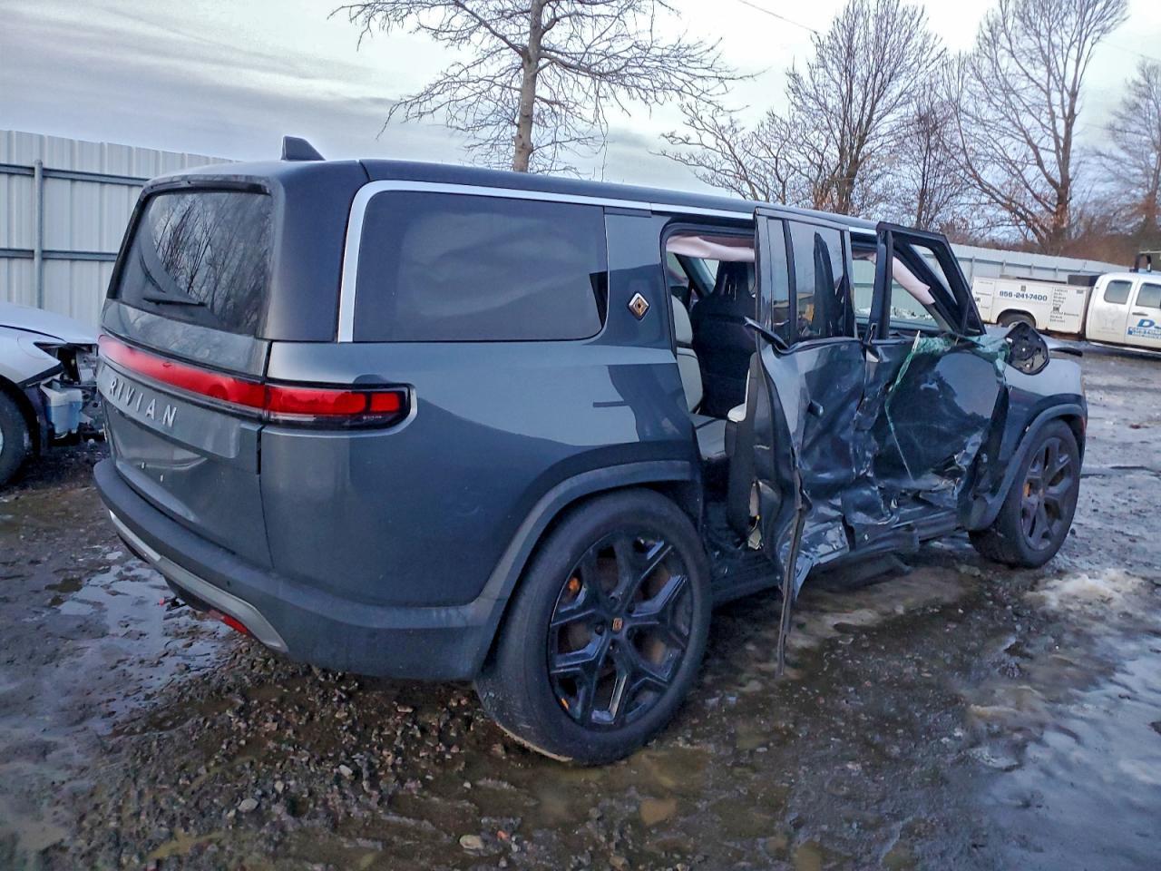 2023 Rivian R1S Adventure - Фото 3