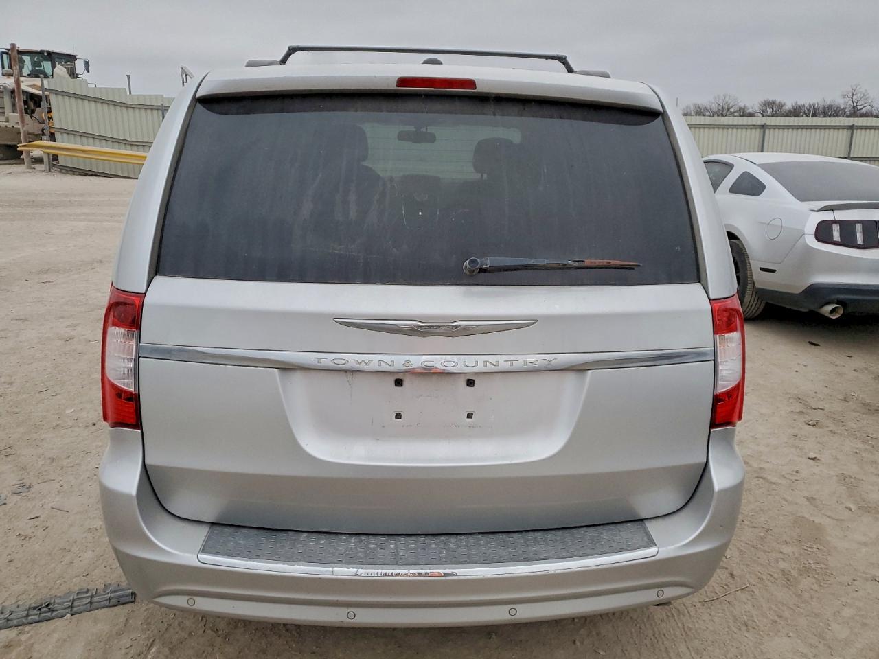 2012 Chrysler Town & Country Touring L - Фото 6