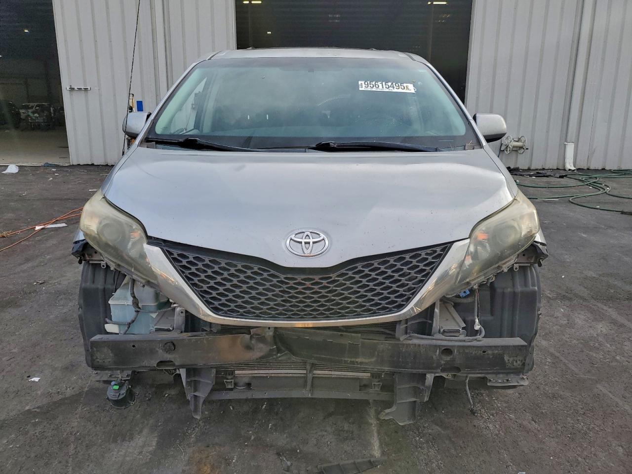 2012 Toyota Sienna Sport - Фото 5
