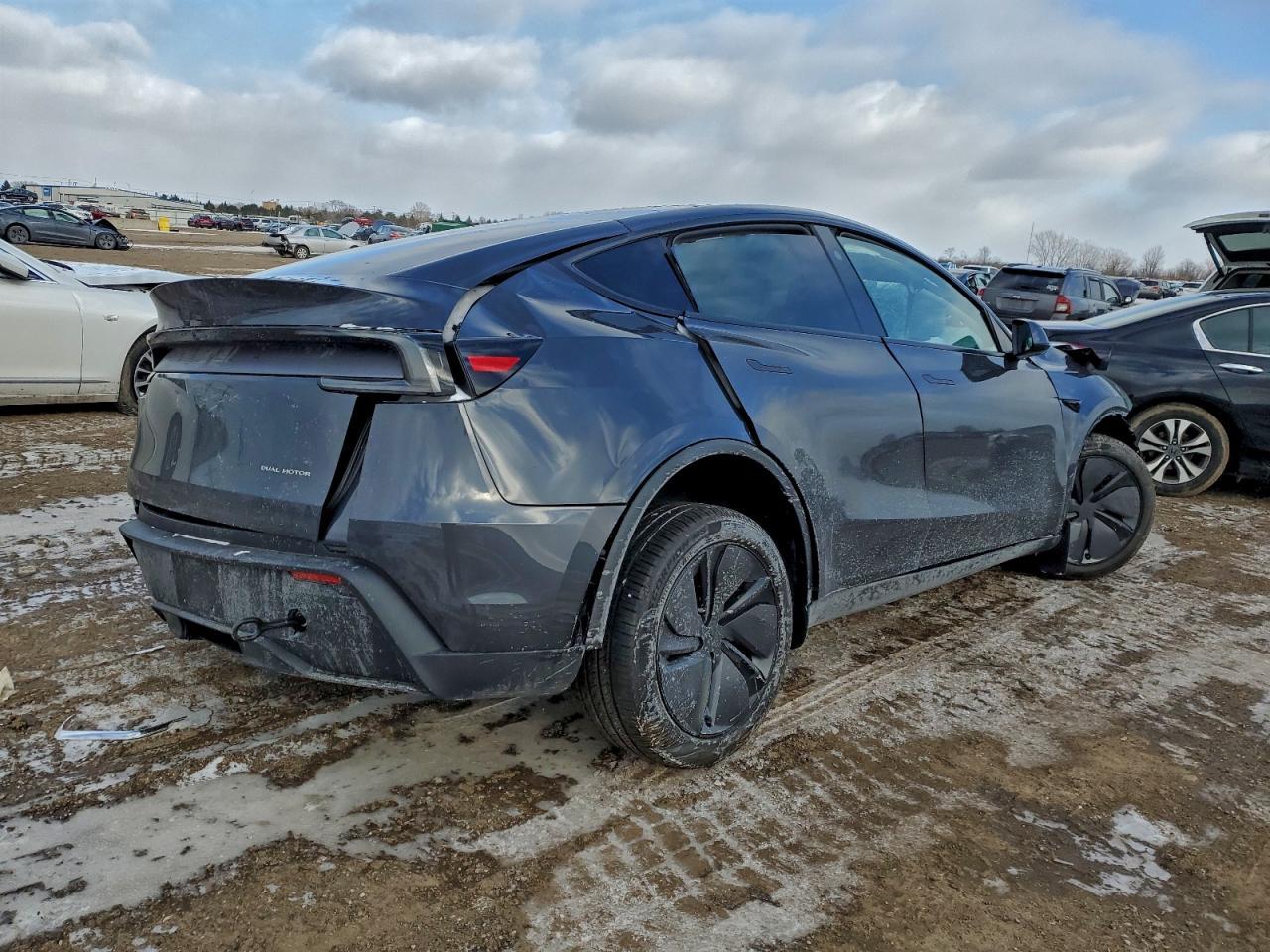 2026 Tesla Model Y - Фото 3