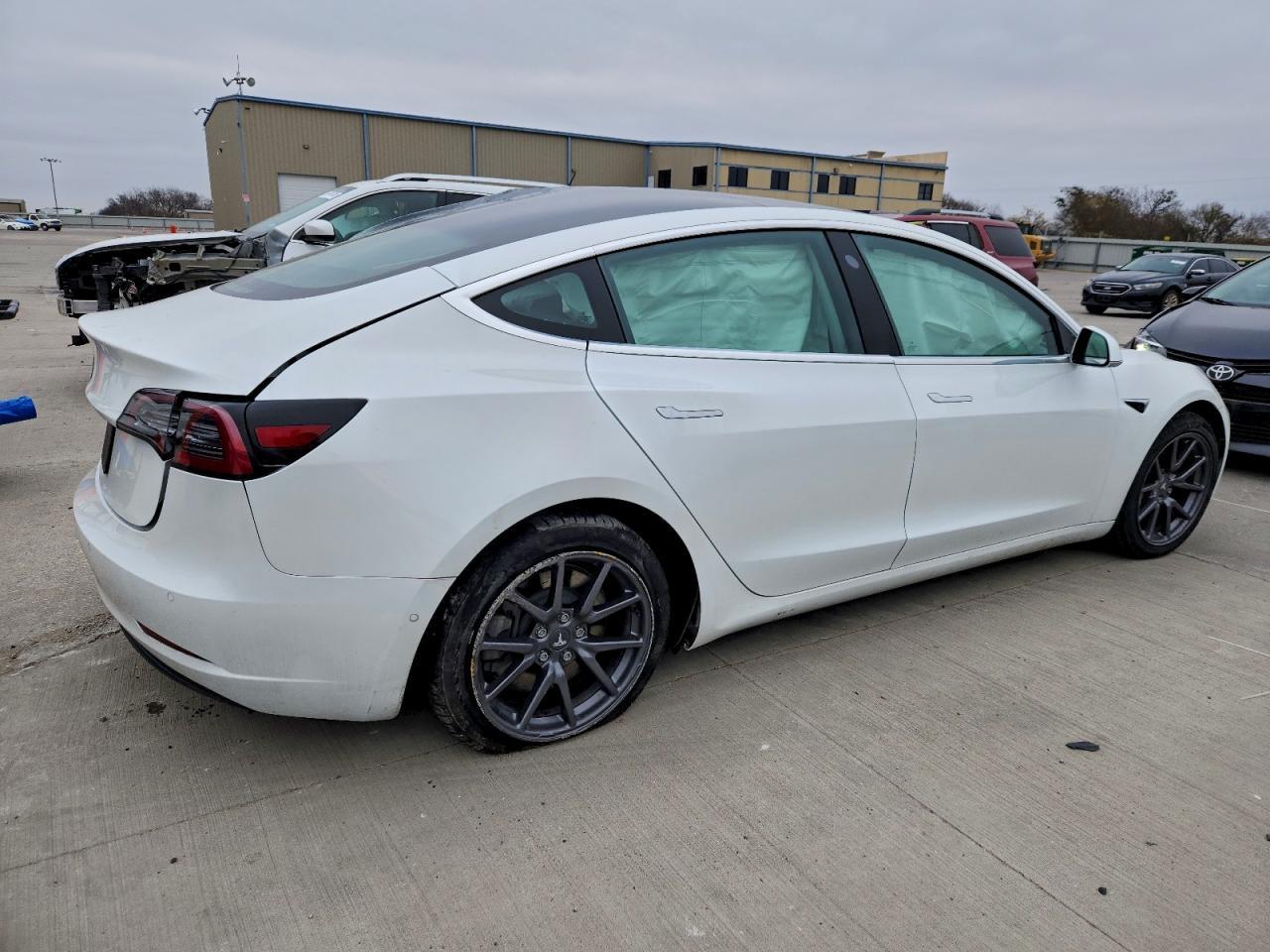 2020 Tesla Model 3 - Фото 3