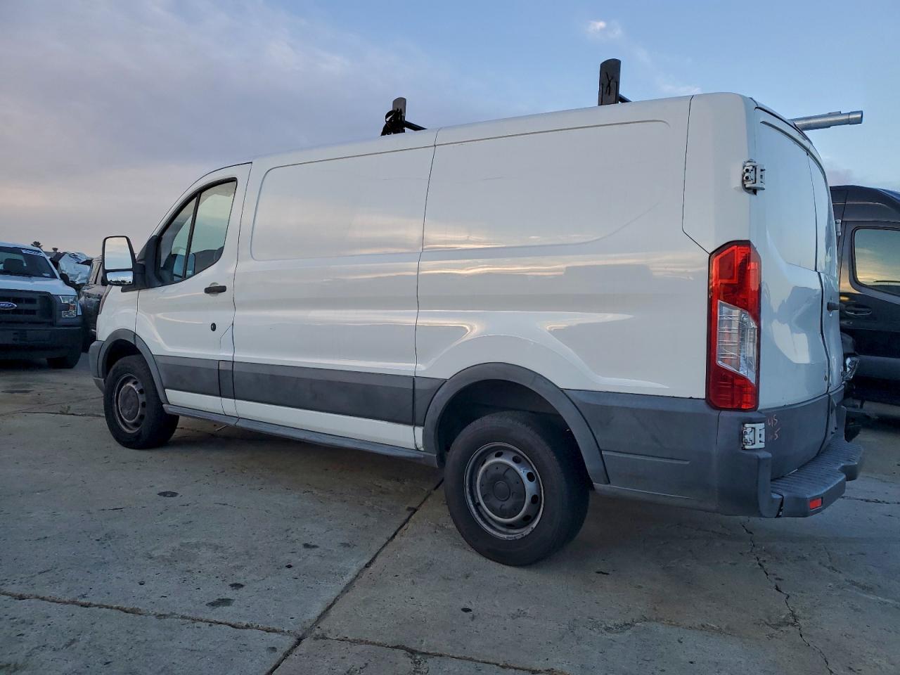 2015 Ford Transit 250 Delivery Van - Фото 2