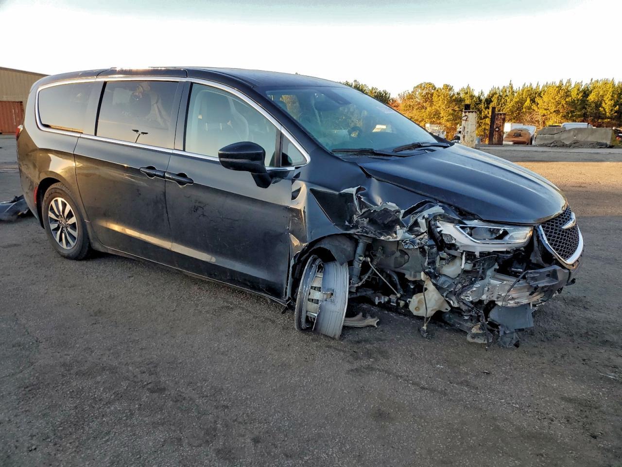 2023 Chrysler Pacifica Hybrid Touring L - Image 4