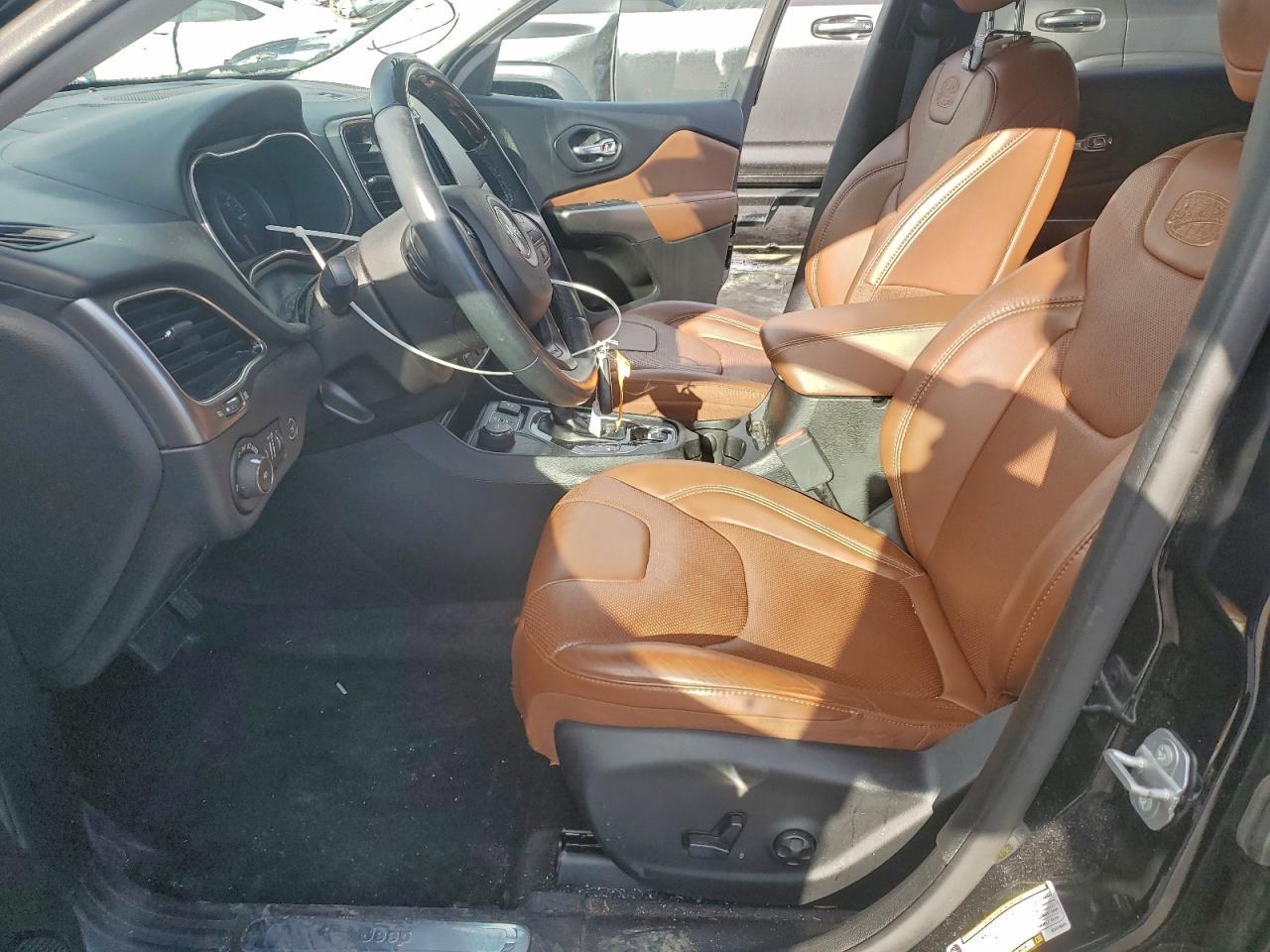 2019 Jeep Cherokee Overland - Image 7