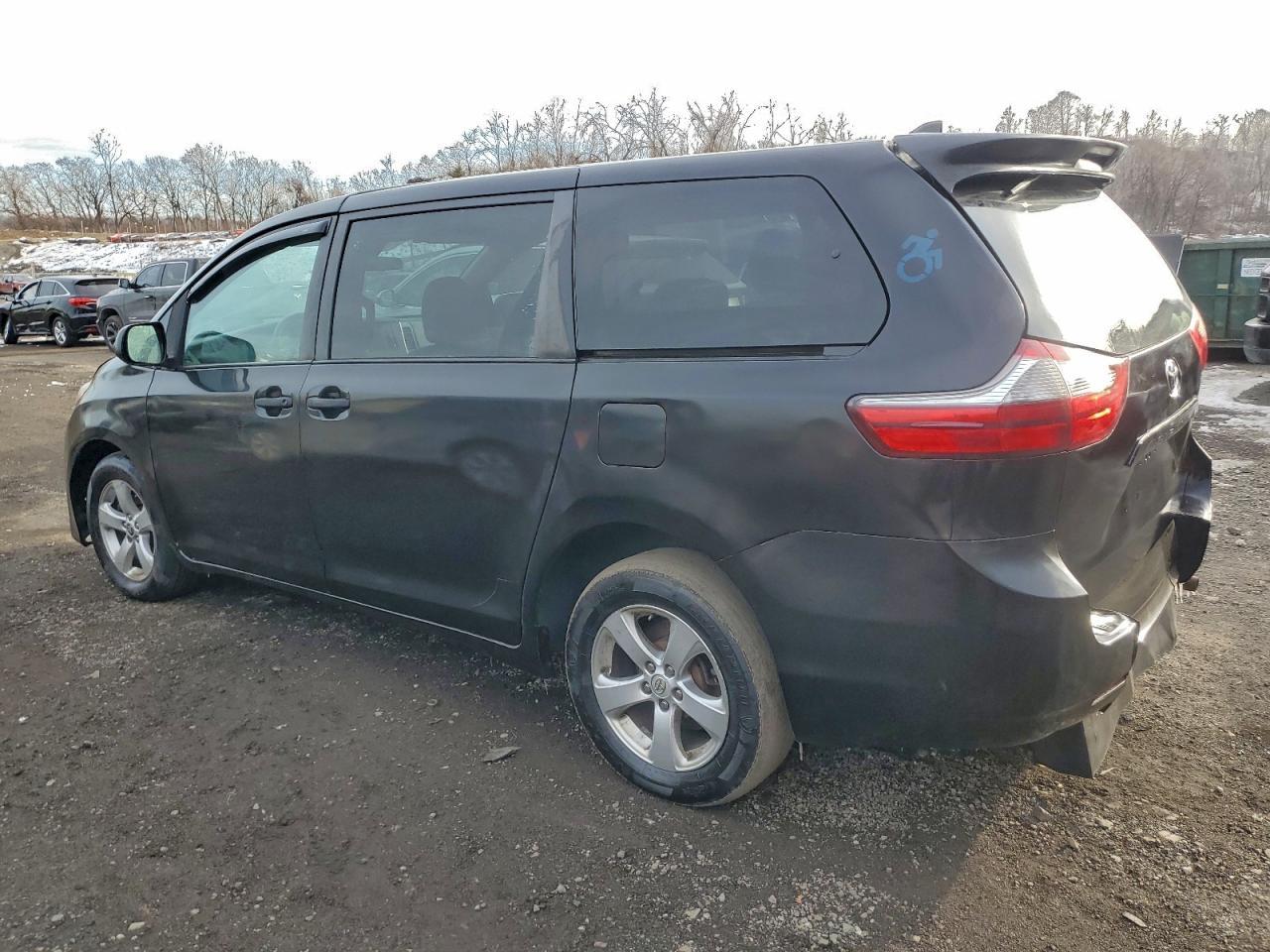 2020 Toyota Sienna L - Фото 2