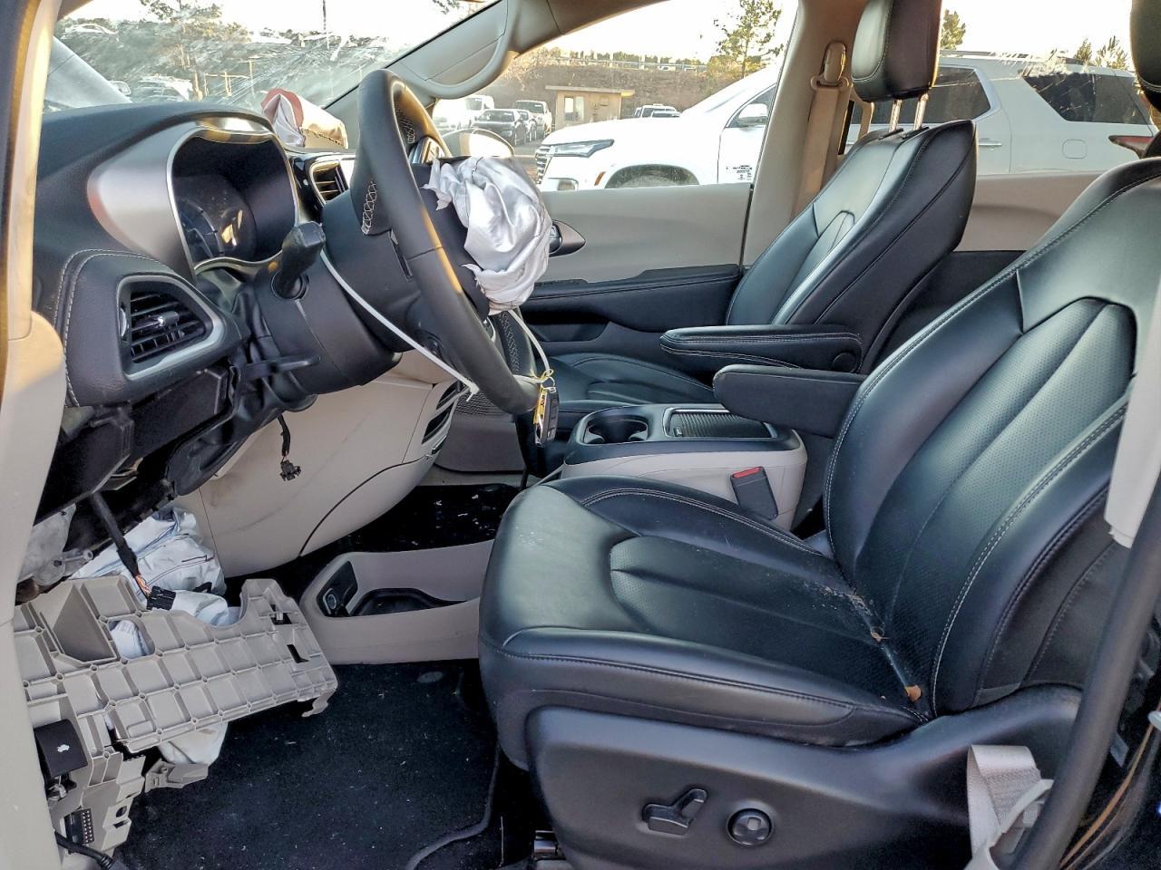 2023 Chrysler Pacifica Hybrid Touring L - Image 7