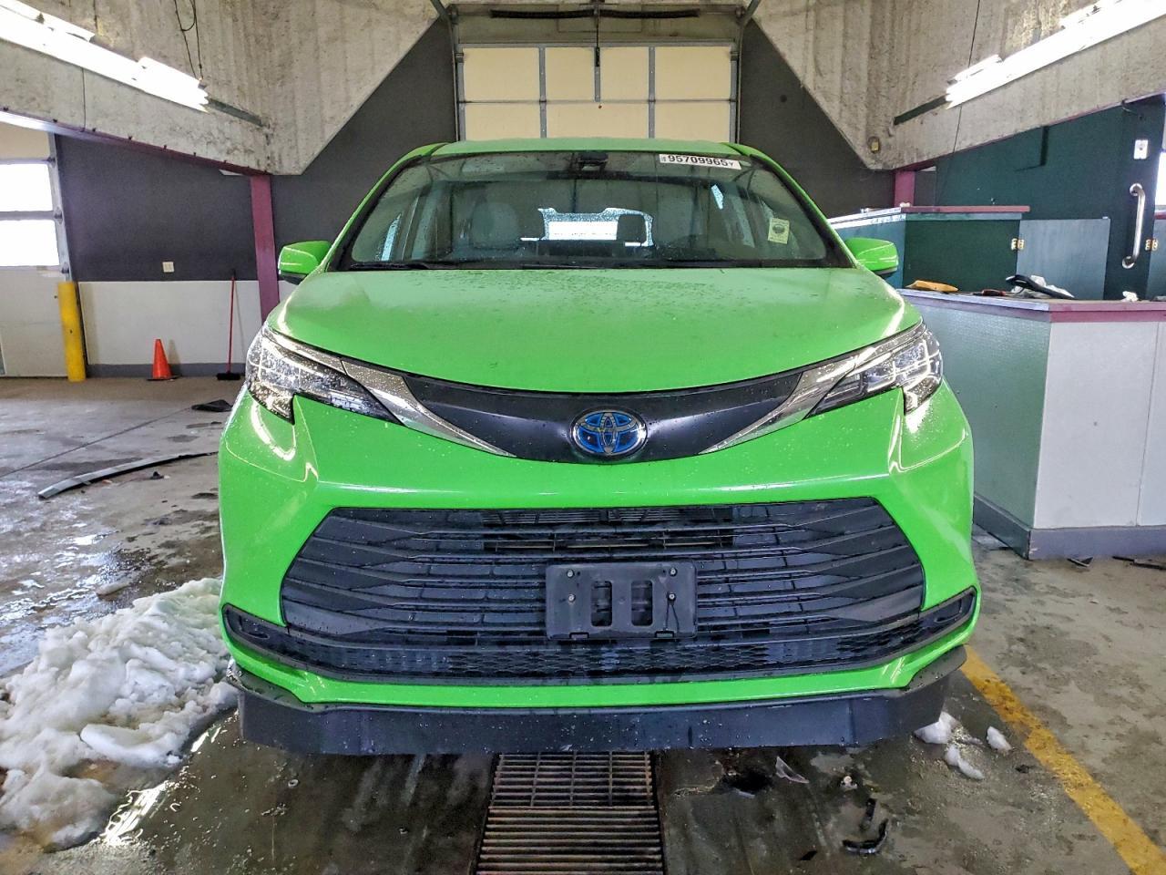 2022 Toyota Sienna Le - Image 5
