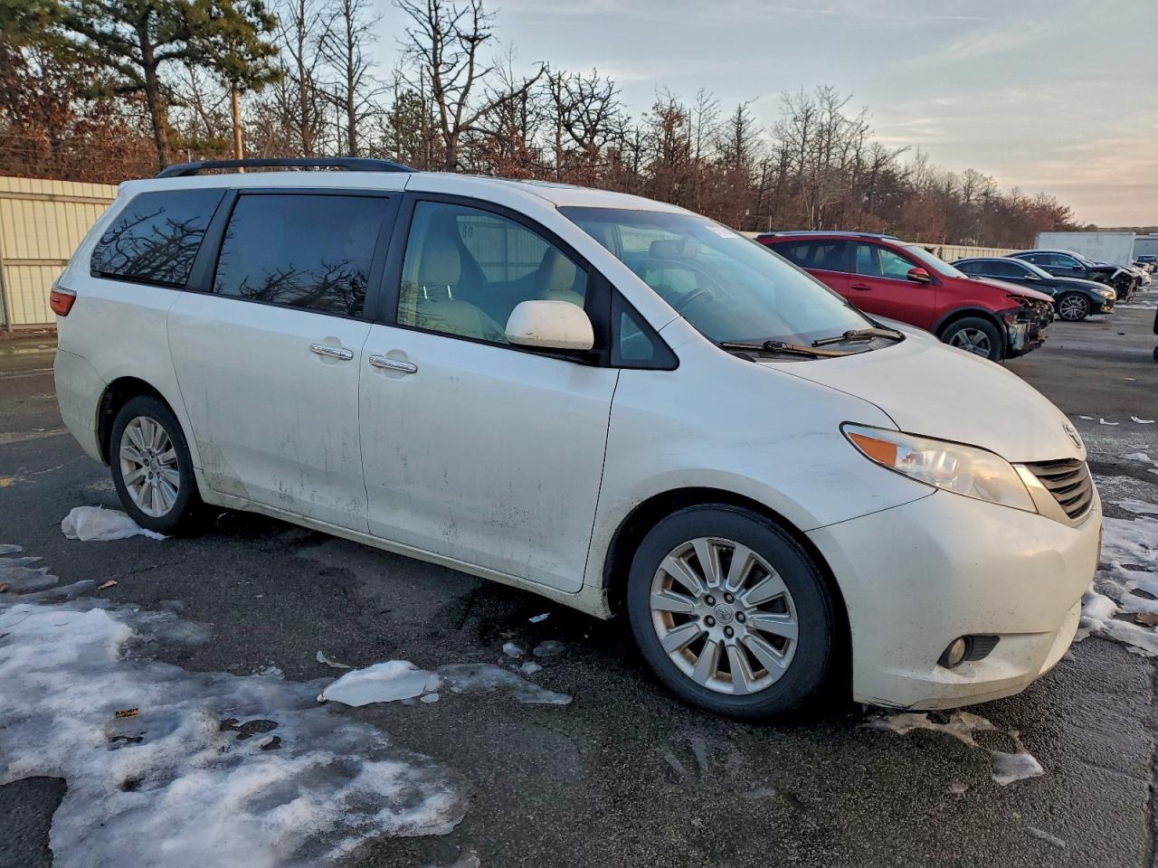 2015 Toyota Sienna Xle - Фото 4
