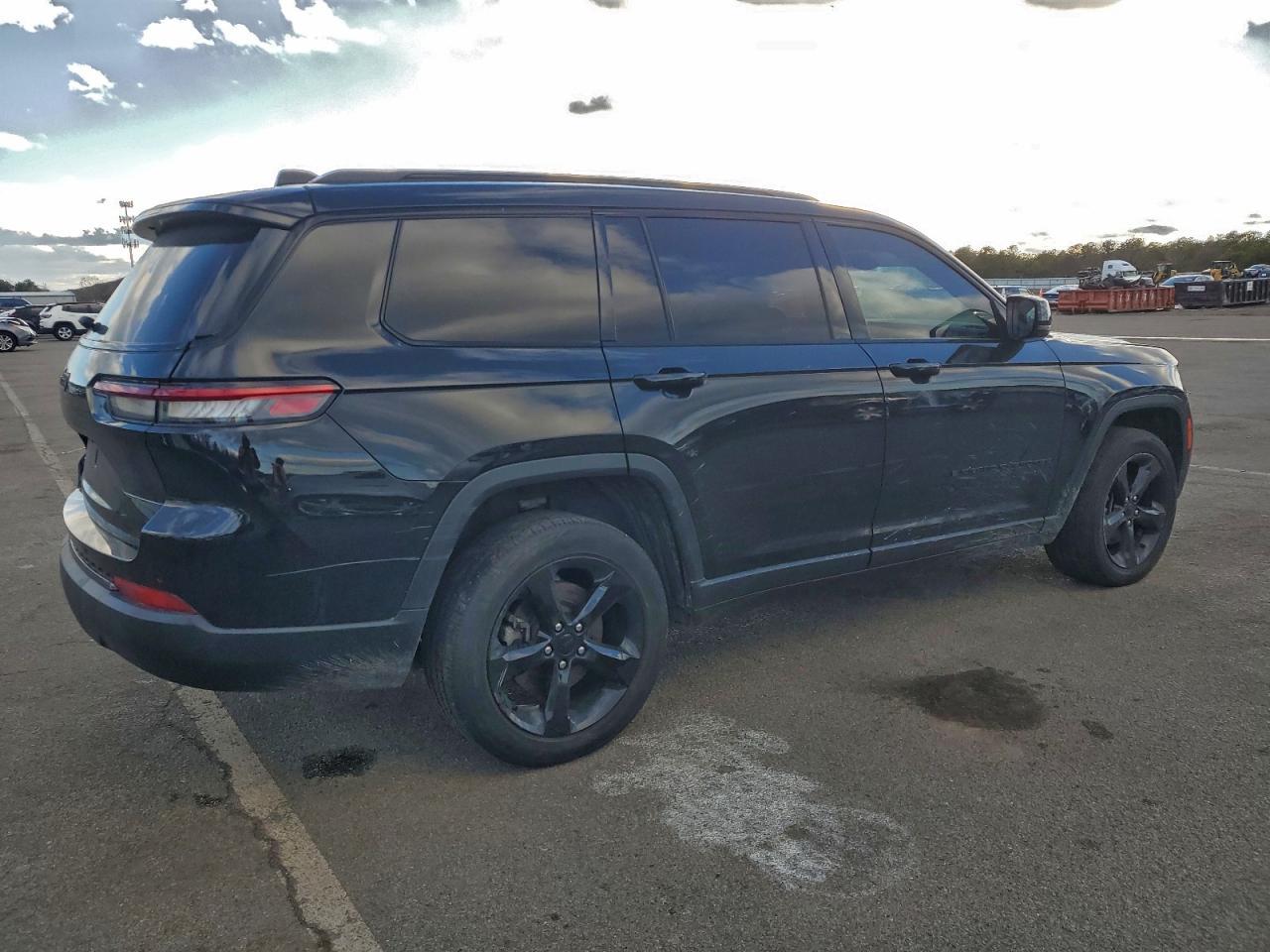 2021 Jeep Grand Cherokee L Laredo - Image 3