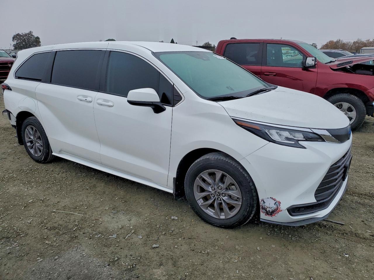 2022 Toyota Sienna Le - Фото 4