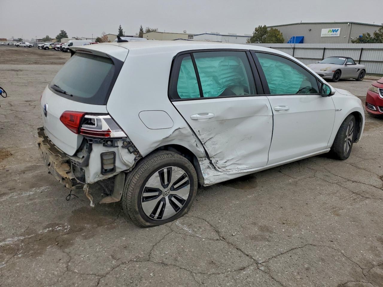 2016 Volkswagen E-Golf Se - Image 3