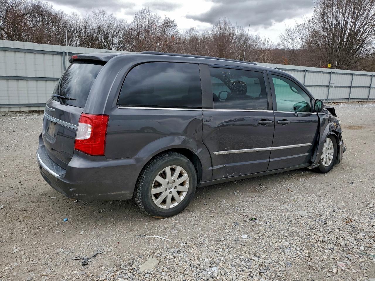 2016 Chrysler Town & Country Touring - Image 3