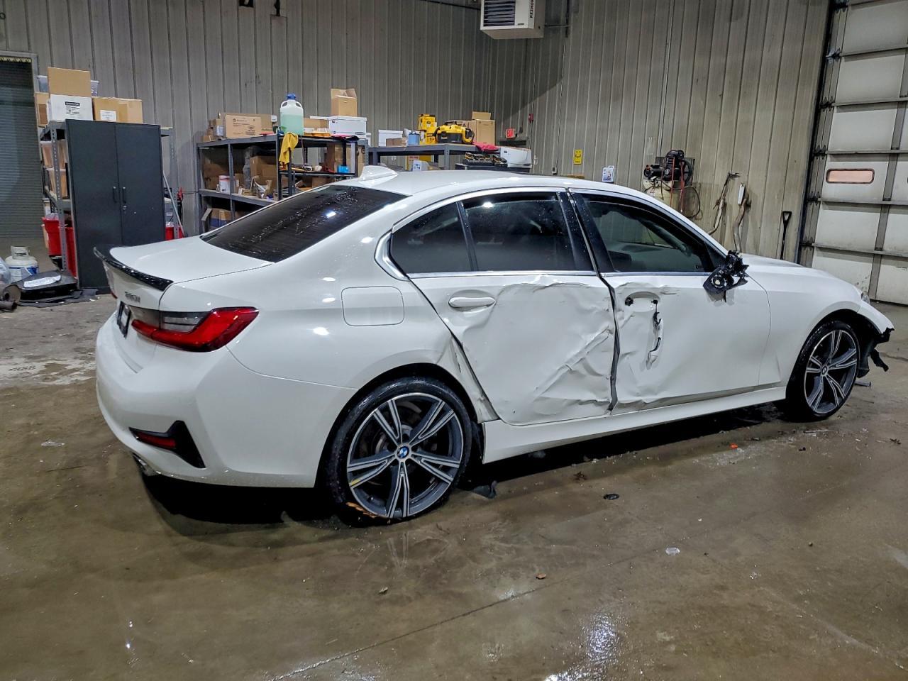 2021 BMW 330Xi - Фото 3