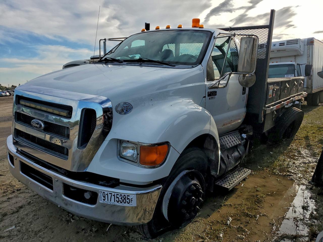 2015 Ford F750 Super Duty Flatbed Truck - Фото 2