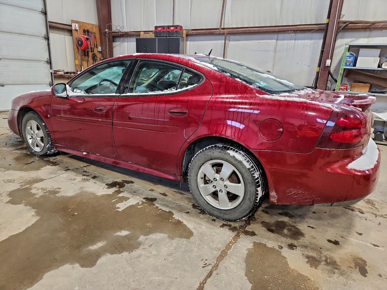 2007 Pontiac Grand Prix - Image 2
