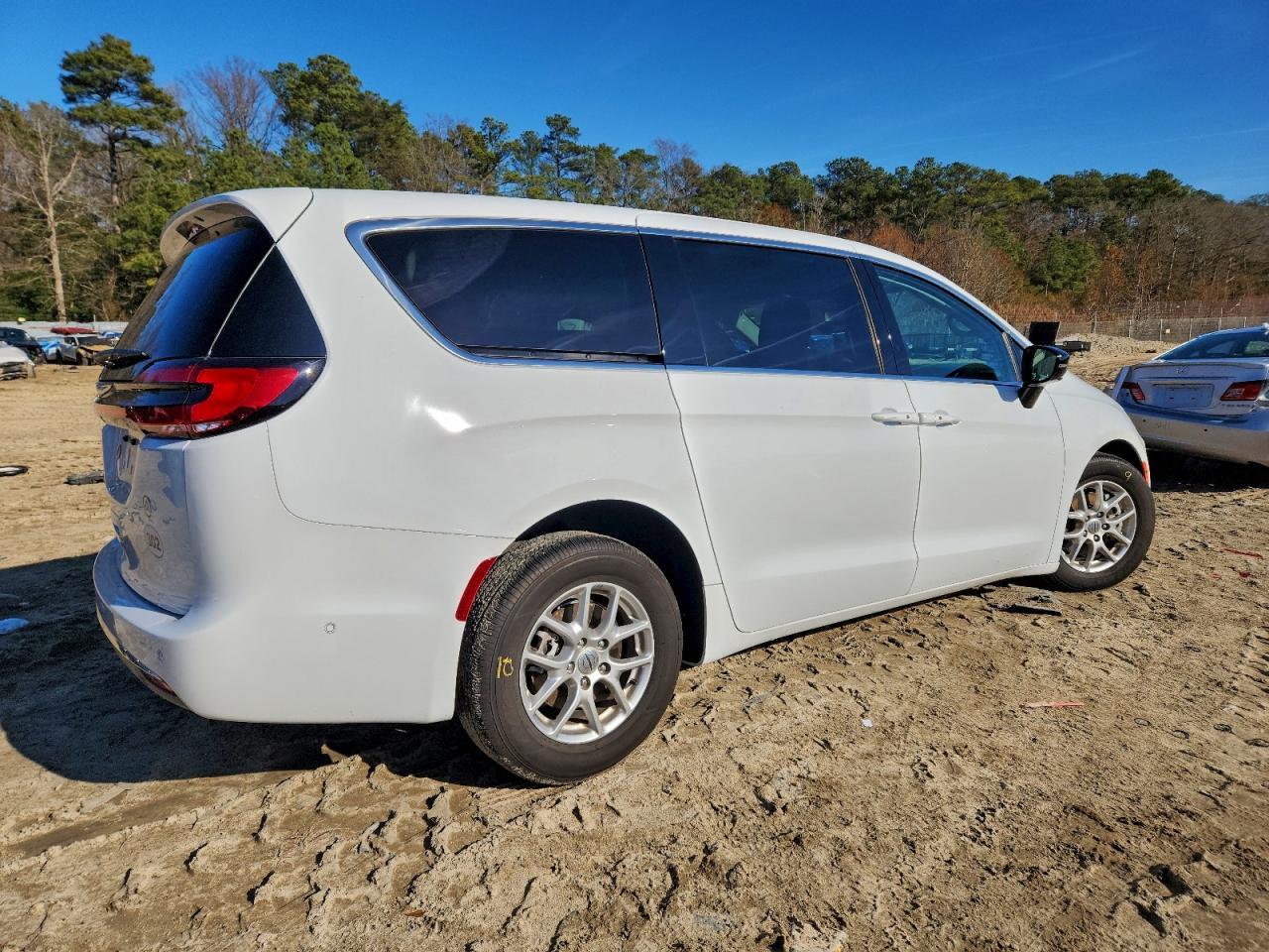 2024 Chrysler Pacifica Touring L - Фото 3