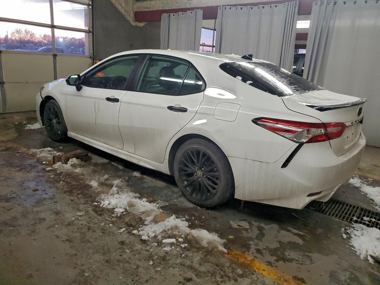 2020 Toyota Camry Se - Фото 2