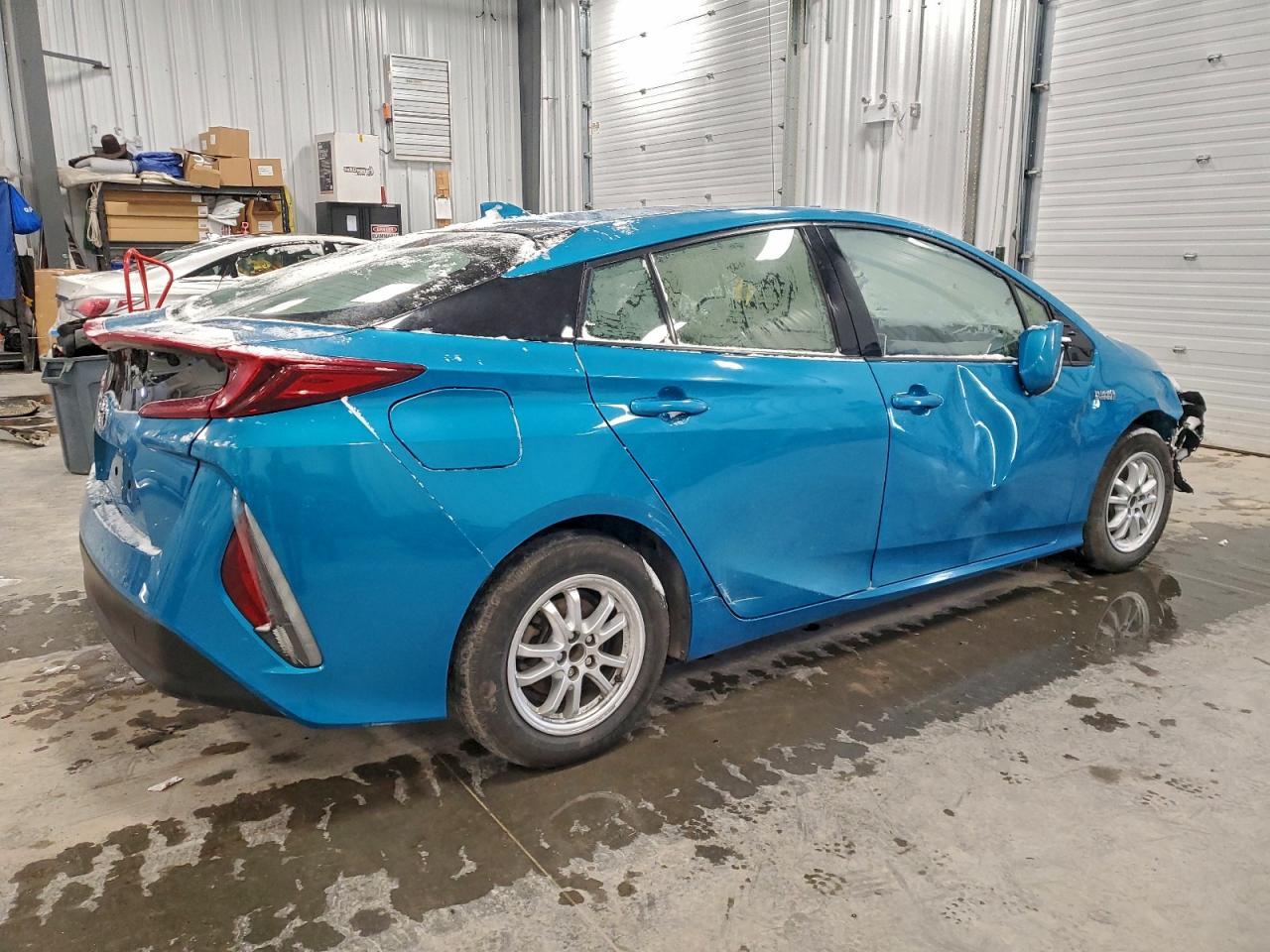 2020 Toyota Prius Prime Le - Image 3