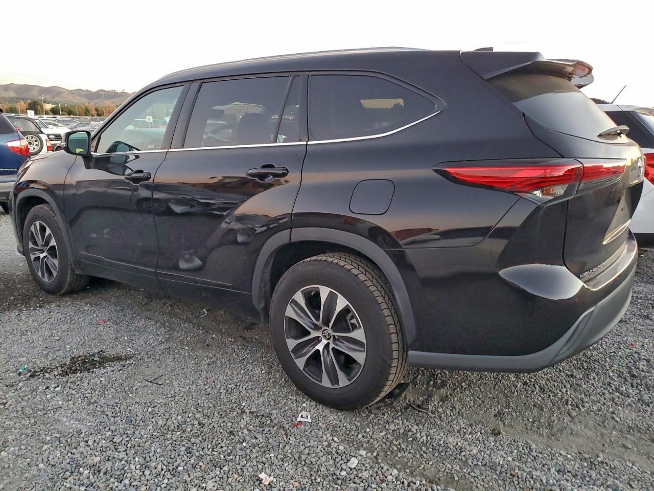 2021 Toyota Highlander Xle - Image 2