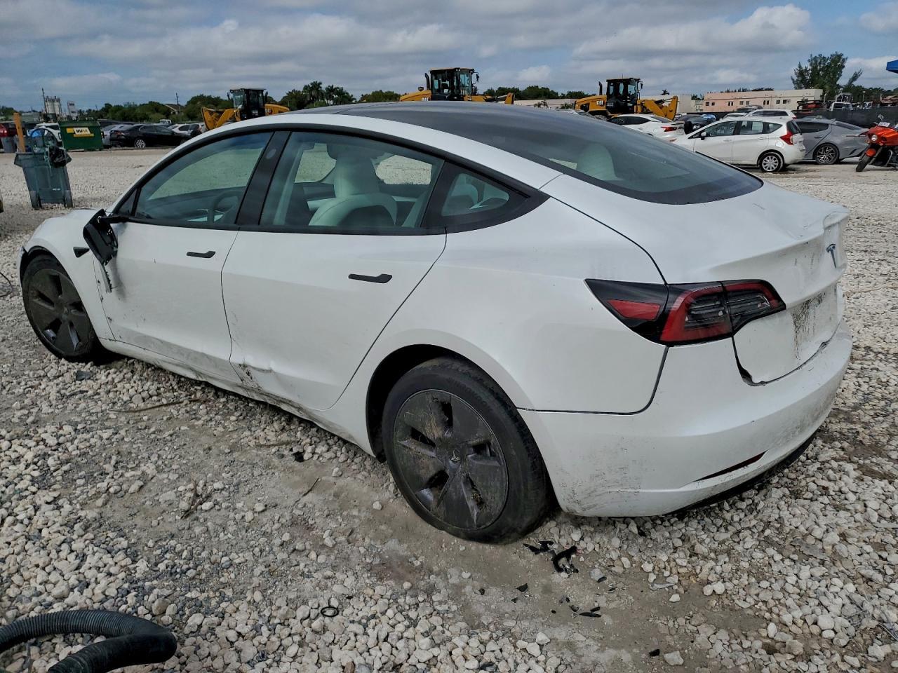 2023 Tesla Model 3 - Фото 2