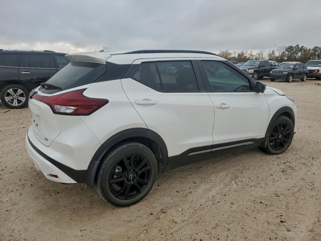 2024 Nissan Kicks Sr - Image 3