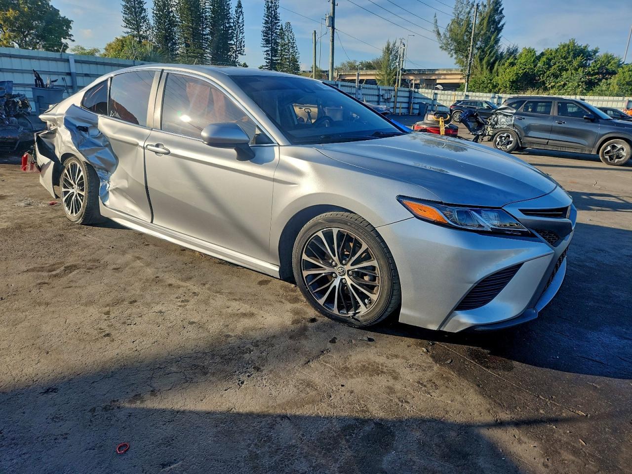 2020 Toyota Camry Se - Фото 4