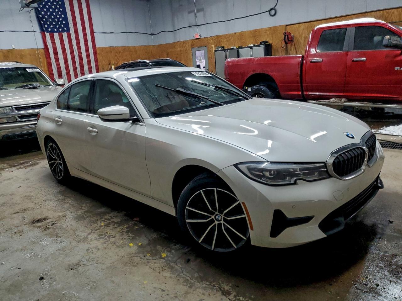 2021 BMW 330Xi - Фото 4