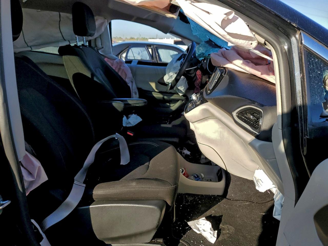 2022 Chrysler Voyager Lx - Image 7