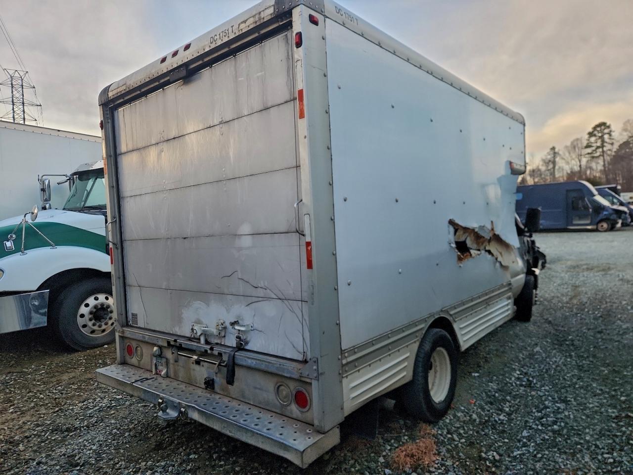 2008 Ford E 450 Box Truck - Фото 3