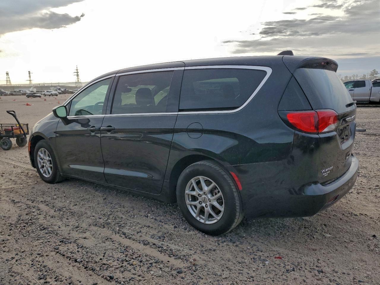2023 Chrysler Voyager Lx - Фото 2
