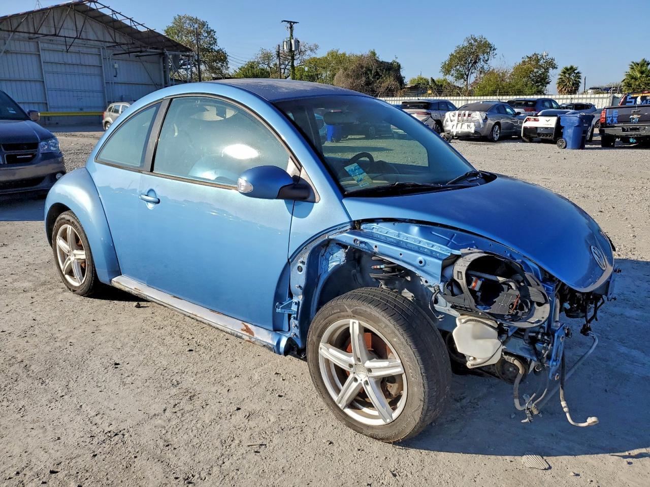 2010 Volkswagen New Beetle - Image 4