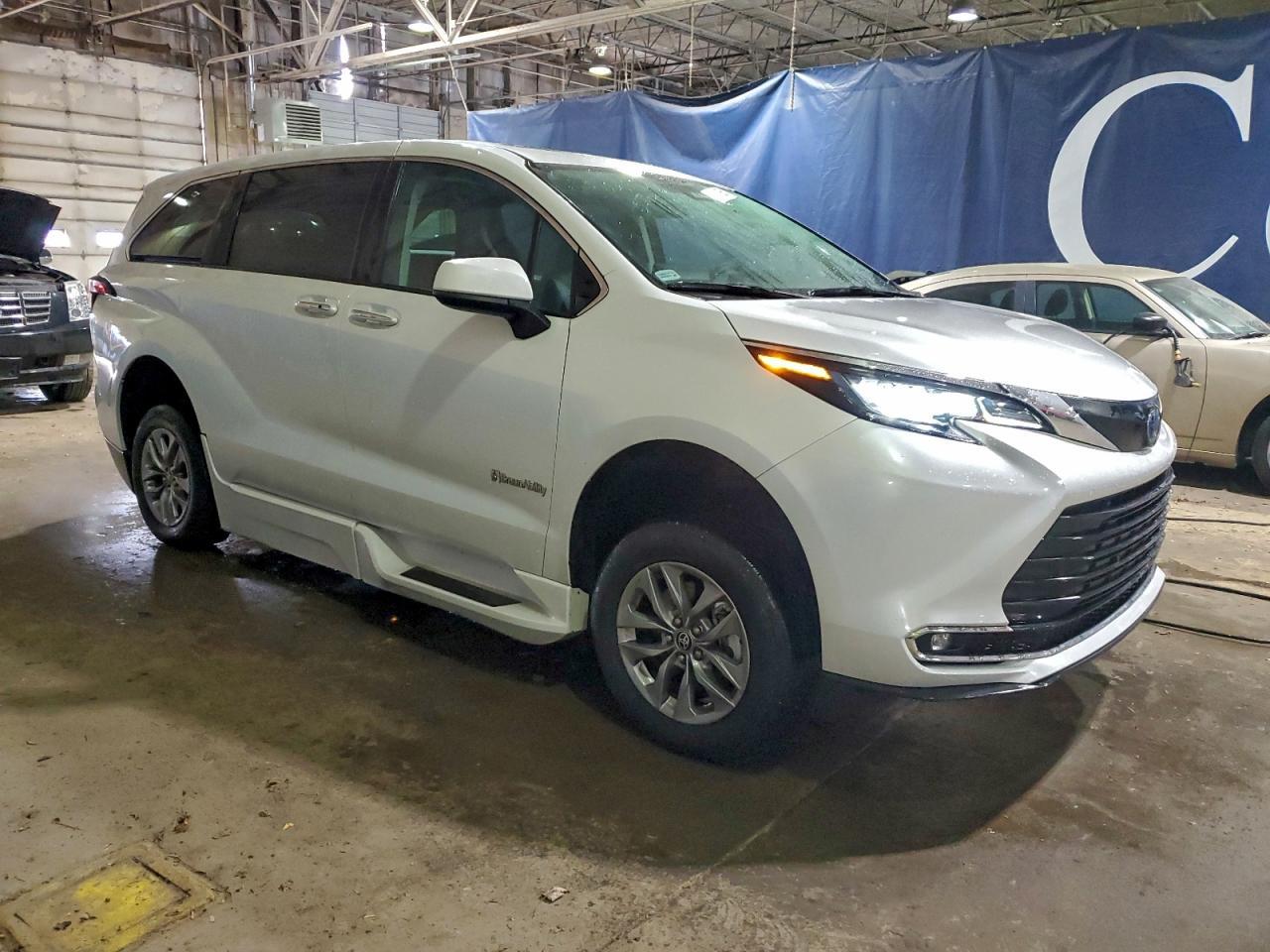 2022 Toyota Sienna Xle - Фото 4