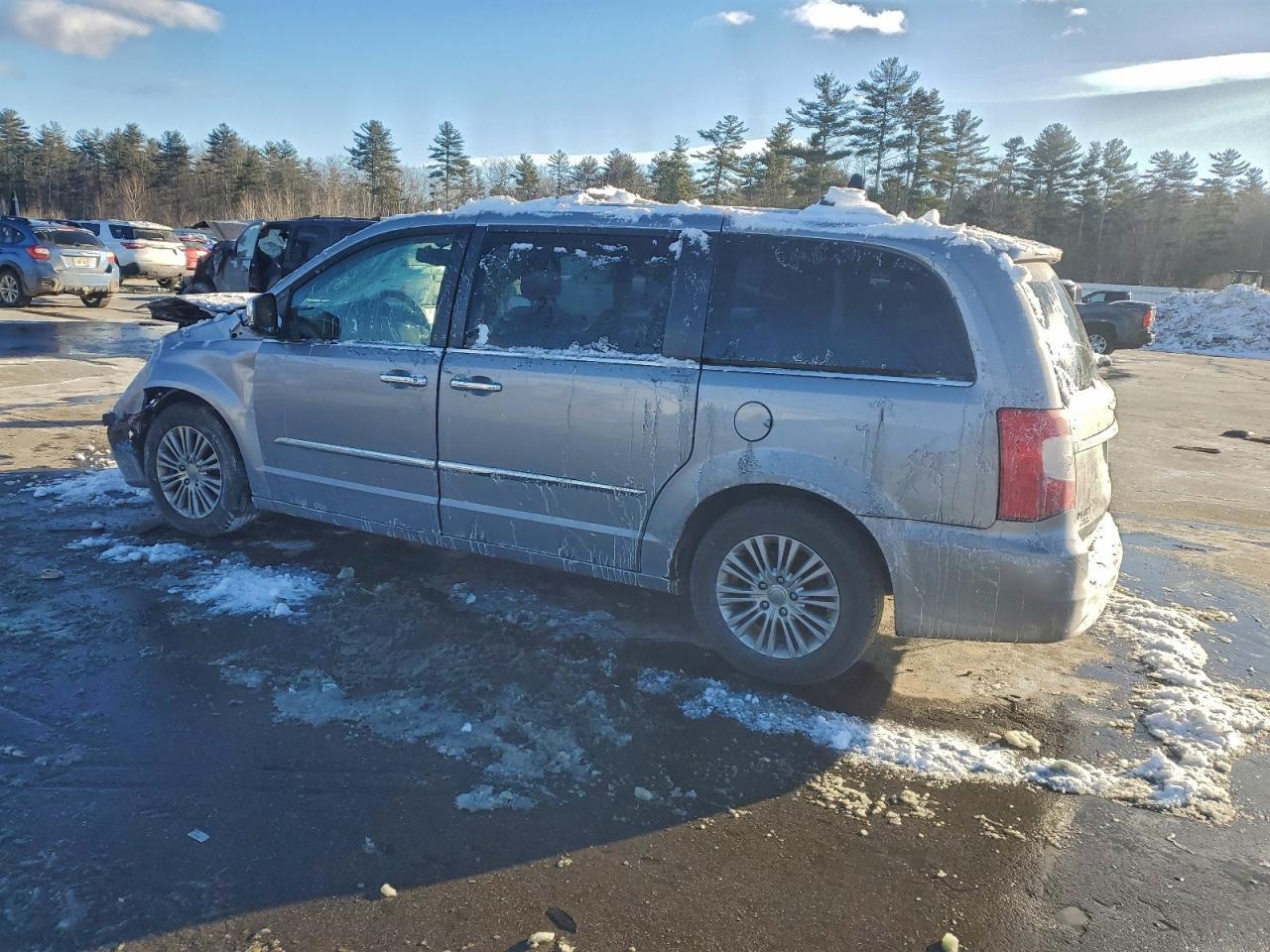 2013 Chrysler Town & Country Touring L - Фото 2