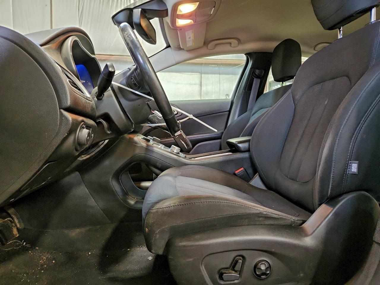 2015 Chrysler 200 Limited - Image 7