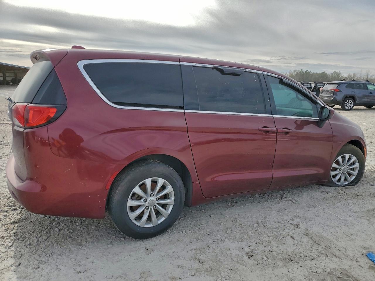 2017 Chrysler Pacifica Touring - Image 3